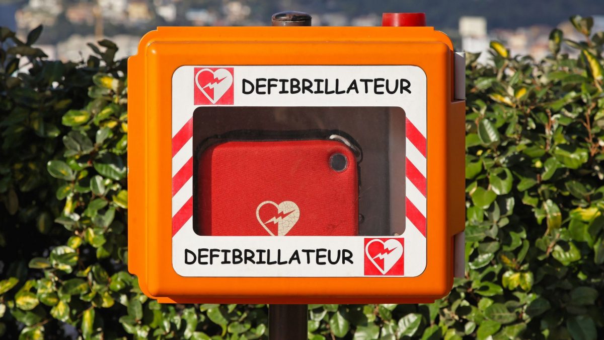 Defibrillator Devices And Equipment Market